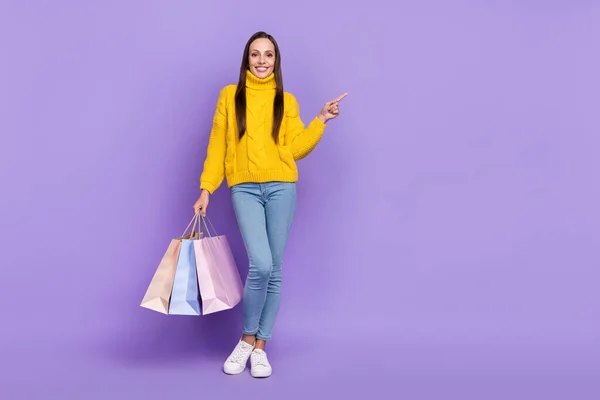 Full size foto van schattige volwassen dame gaan winkelen adverteren bevordering van winkel kortingen geïsoleerd op violette kleur achtergrond — Stockfoto