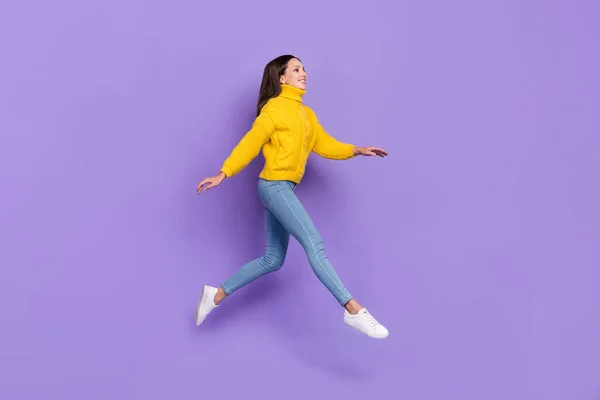 Foto lateral de perfil de tamaño completo de la hermosa dama flaca caminando disfrutando del clima otoñal aislado sobre fondo de color violeta —  Fotos de Stock