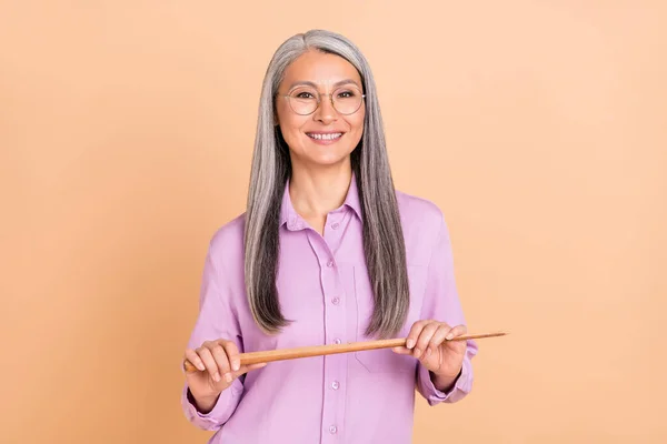 Fénykép szép fehér frizura idősebb hölgy hold mutató viselet szemüveg lila ing elszigetelt bézs színű háttér — Stock Fotó