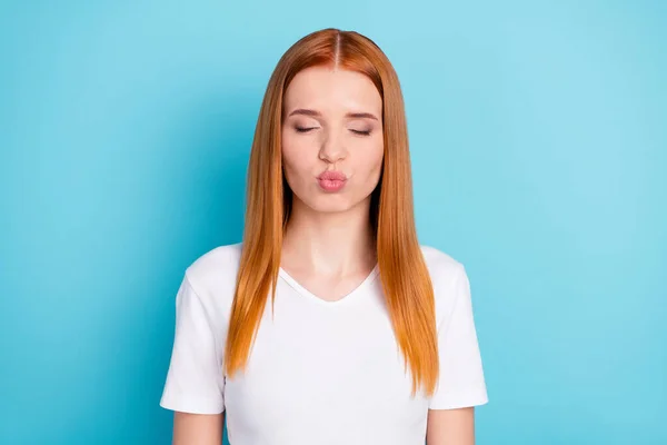 Retrato de linda menina olhos fechados beijar lábios usar roupa básica isolada no fundo de cor azul — Fotografia de Stock