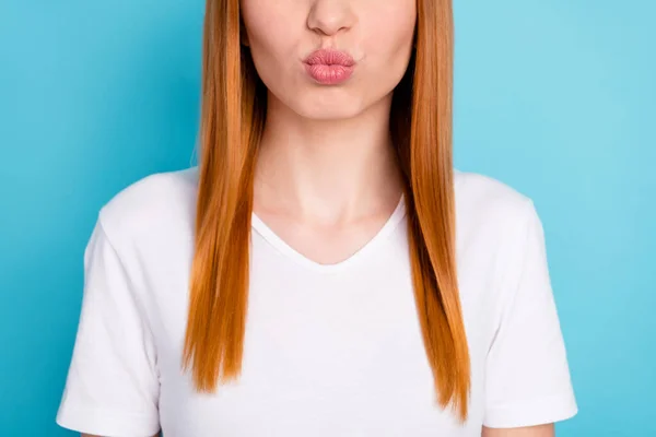 De cerca foto recortada de la joven chica bonita beso labios rosa lápiz labial equipo básico aislado en fondo de color azul — Foto de Stock