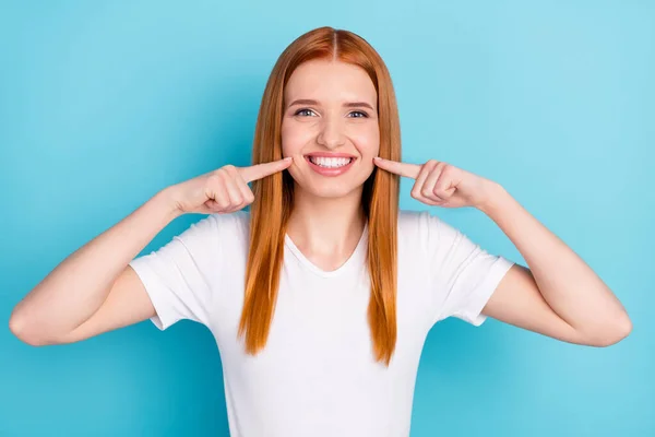 Retrato de muito positivo laranja cabelo menina direto dedos irradiando sorriso isolado no fundo de cor azul — Fotografia de Stock