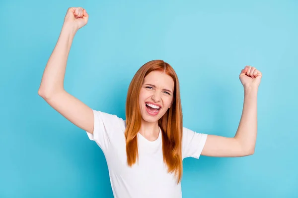 Ritratto di stupito allegro arancio persona capelli pugni a bocca aperta celebrare isolato su sfondo di colore blu — Foto Stock