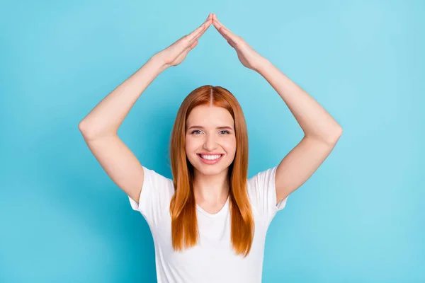 Ritratto di adorabile soddisfatti arancio capelli signora mani rendono figura del tetto sopra la testa isolato su sfondo di colore blu — Foto Stock