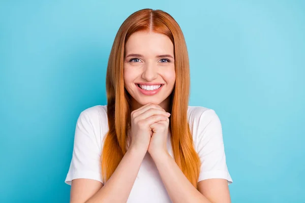 Fotografie docela pozitivní oranžové vlasy dívka složené paže pod bradou zubatý úsměv izolované na modrém pozadí — Stock fotografie