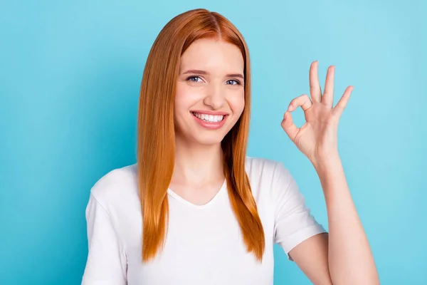 Портрет чарівного веселого помаранчевого волосся дами пальці показують символ джакузі ізольовані на синьому кольорі — стокове фото