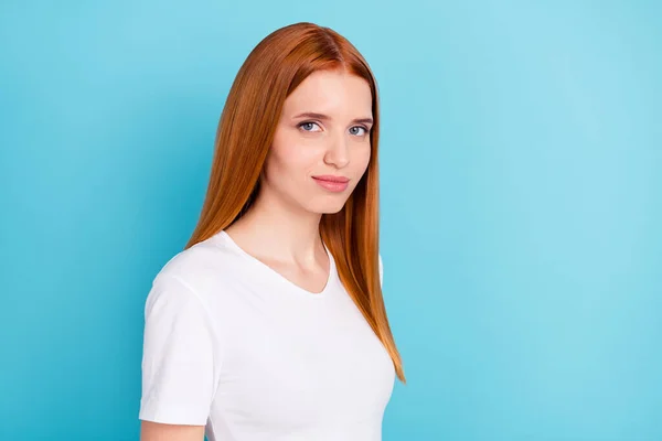 Perfil retrato de mitad de vuelta naranja cabello chica look cámara desgaste traje básico aislado sobre fondo de color azul — Foto de Stock