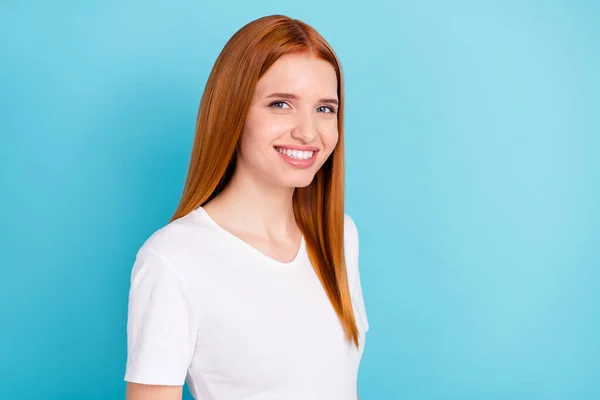Foto de perfil de metade do cabelo laranja satisfeito pessoa sorriso olhar câmera isolada no fundo de cor azul — Fotografia de Stock