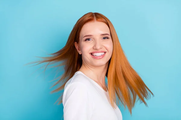 Adatlap portré bájos vidám narancssárga haj hölgy sugárzó mosoly néz kamera elszigetelt kék szín háttér — Stock Fotó