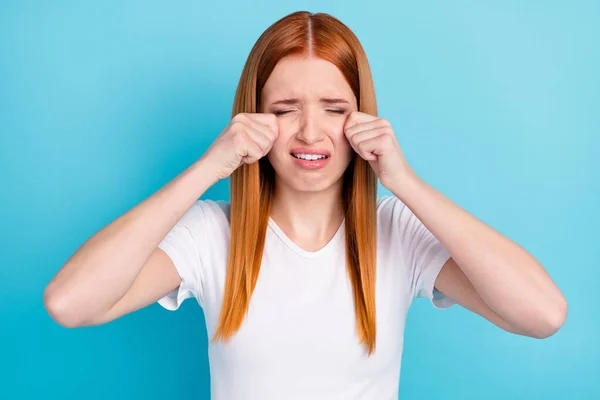 Retrato de cabelo laranja insatisfeito braços de menina sob os olhos chorando isolado no fundo de cor azul pastel — Fotografia de Stock