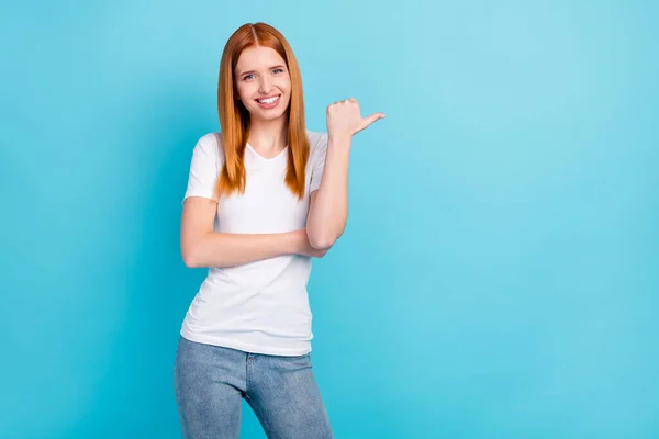 Foto de jovem atraente menina feliz sorriso positivo ponto polegar espaço vazio anúncio escolha isolada sobre fundo de cor azul — Fotografia de Stock