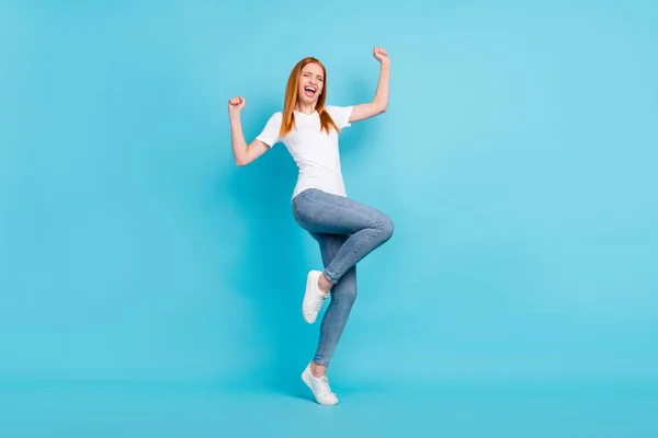 Foto em tamanho completo de menina feliz sorriso positivo comemorar vitórias punhos de sucesso mãos isoladas sobre fundo de cor azul — Fotografia de Stock