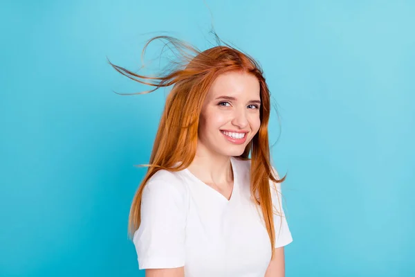 Fénykép a fiatal vonzó lány boldog pozitív mosoly levegő légy haj sampon kezelés elszigetelt felett kék színű háttér — Stock Fotó