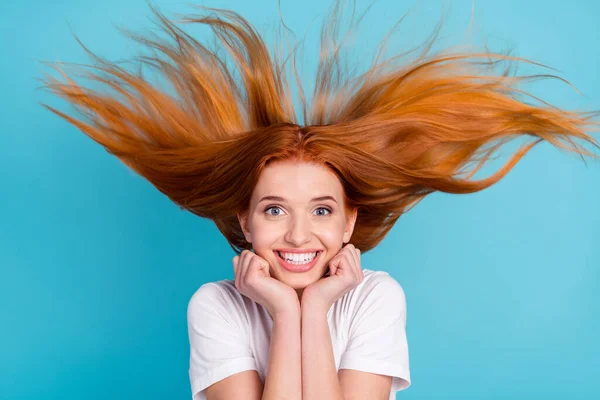 Zdjęcie młodej wesołej dziewczyny szczęśliwy pozytywny uśmiech ręce dotyk podbródek mucha powietrze włosy izolowane nad niebieskim tle koloru — Zdjęcie stockowe