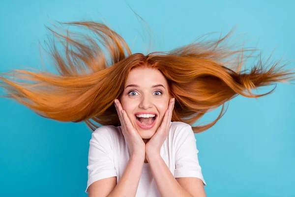 Foto de menina animada feliz sorriso positivo surpreendido salão de beleza haircare isolado sobre fundo de cor azul — Fotografia de Stock