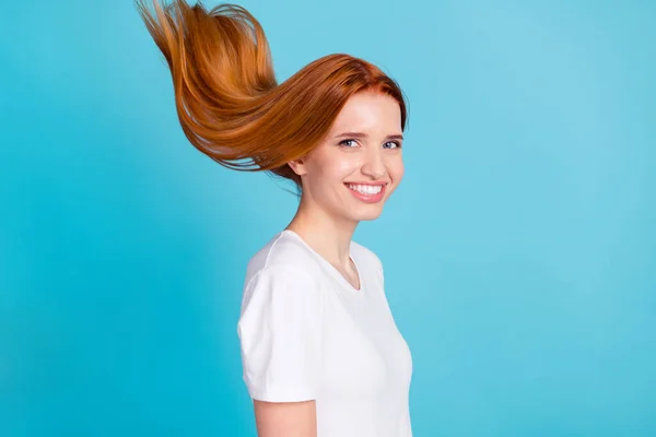 Adatlap oldal fotó fiatal vonzó lány boldog pozitív mosoly levegő légy gyömbér haj kezelés elszigetelt felett kék színű háttér — Stock Fotó