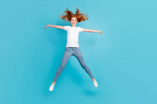 Largura completa de la foto de la joven excitada feliz sonrisa positiva divertirse saltar aislado sobre fondo de color azul —  Fotos de Stock