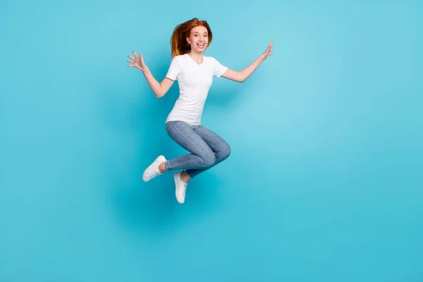 Pleine longueur profil côté photo de jeune fille heureux sourire positif actif sauter isolé sur fond de couleur bleue — Photo