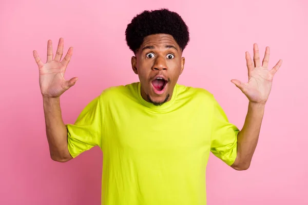Porträt von attraktiven funky erstaunt Kerl große Neuigkeiten Verkauf Reaktion isoliert über rosa Pastellfarbe Hintergrund — Stockfoto