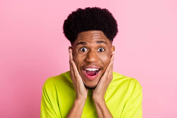 Retrato de chico alegre sorprendido atractivo gran noticia reacción fresco venta aislado sobre fondo de color pastel rosa — Foto de Stock