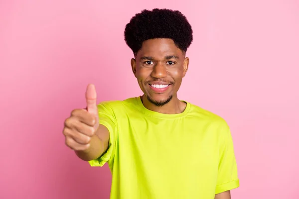 Foto di felice positiva pelle scura donna tenere la mano spettacolo pollice-up sorriso consiglia isolato su sfondo di colore rosa — Foto Stock