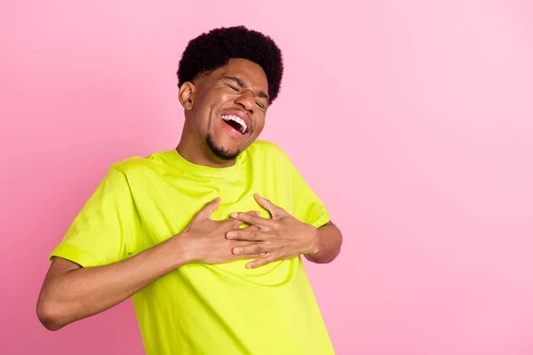 Foto de alegre joven afro americano alegre hombre risa buen humor disfrutar aislado en el fondo de color rosa —  Fotos de Stock
