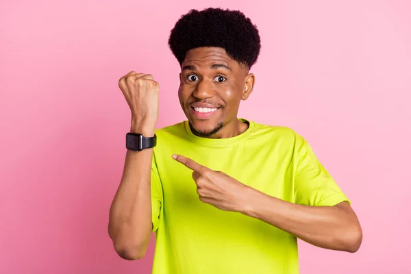 Genç Afrikalı adamın fotoğrafı mutlu pozitif gülümseme işaret parmağı akıllı saat cihazı tavsiyesi pembe renk arka planda izole edilmiş — Stok fotoğraf