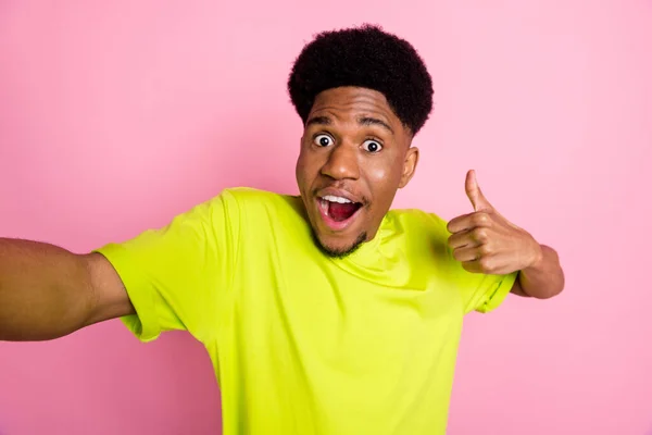 Autorretrato de atractivo chico alegre de moda mostrando anuncio de pulgar aislado sobre fondo de color pastel rosa —  Fotos de Stock