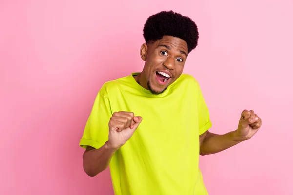 Foto di allegro afro americano giovane buon umore vincitore indossare calce t-shirt isolato su sfondo di colore rosa pastello — Foto Stock