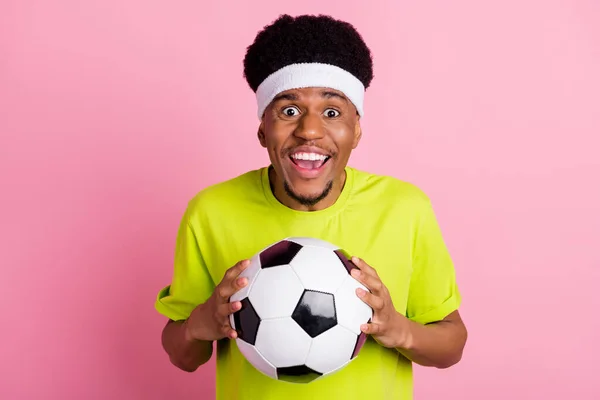 Фото молодых взволнованных афро парень счастливый позитивный улыбка играть в футбол изолированы на розовом фоне — стоковое фото