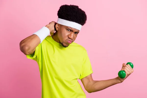 Foto van jonge zwarte sportman blij positieve glimlach training bodybuilding spieren halters geïsoleerd over roze kleur achtergrond — Stockfoto