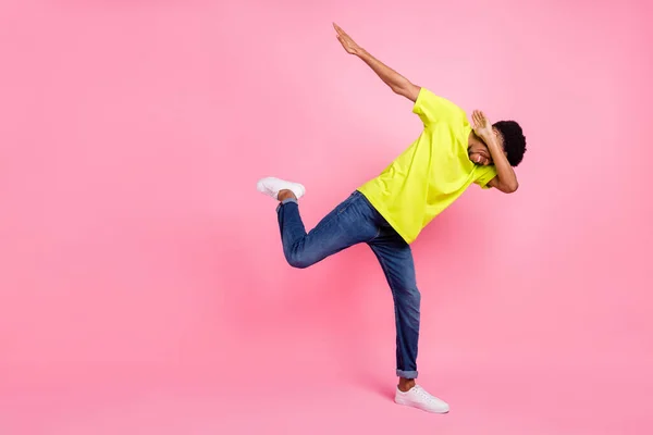 Lunghezza completa dimensione del corpo vista di attraente ragazzo allegro ingannare ballare divertirsi isolato su sfondo di colore rosa pastello — Foto Stock