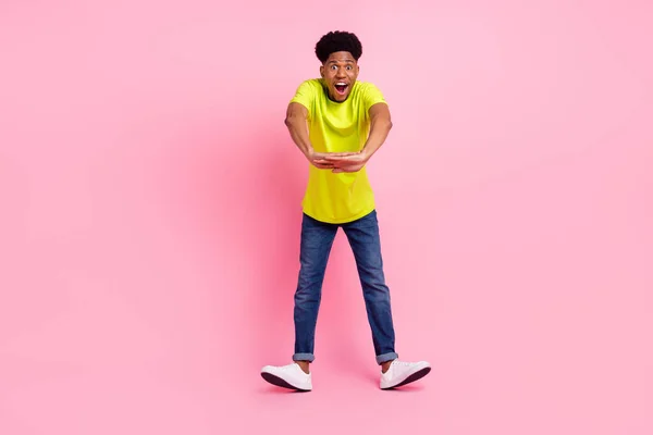 Volledige lengte foto van jong opgewonden afro guy gelukkig positief glimlach veel plezier geïsoleerd over roze kleur achtergrond — Stockfoto