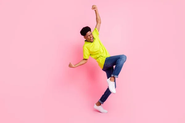 Perfil em tamanho completo foto lateral do jovem afro alegre cara feliz sorriso positivo alegrar vitória isolada sobre cor rosa fundo — Fotografia de Stock