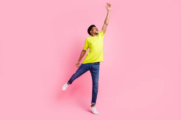 Foto de comprimento total de jovens animado cara africano tentar pegar guarda-chuva olhar espaço vazio isolado sobre fundo cor-de-rosa — Fotografia de Stock