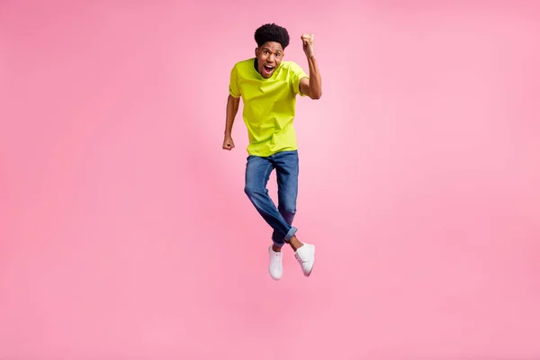 Lunghezza completa dimensione del corpo vista di attraente allegro ragazzo salto corsa motivazione isolato su rosa pastello colore sfondo — Foto Stock