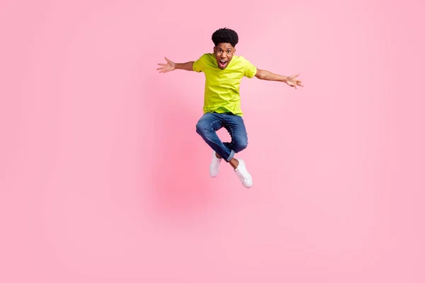 Foto de cuerpo completo de joven alegre africano feliz sonrisa positiva salto aislado sobre fondo de color rosa —  Fotos de Stock