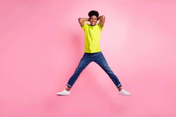 Comprimento total vista tamanho do corpo de cara louco alegre atraente pulando se divertindo isolado sobre fundo de cor pastel rosa — Fotografia de Stock