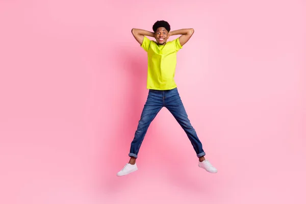 Topo acima ângulo alto vista foto do jovem afro cara feliz sorriso positivo descanso quebrar mosca isolado sobre cor rosa fundo — Fotografia de Stock