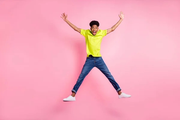 Comprimento total vista tamanho do corpo de cara alegre atraente maravilhado saltando enganando isolado sobre cor pastel rosa fundo — Fotografia de Stock