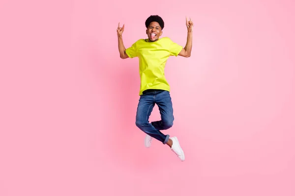 Full storlek foto av ung mörk hud man bära jeans gör fingrar behornade tecken isolerad på rosa färg bakgrund — Stockfoto