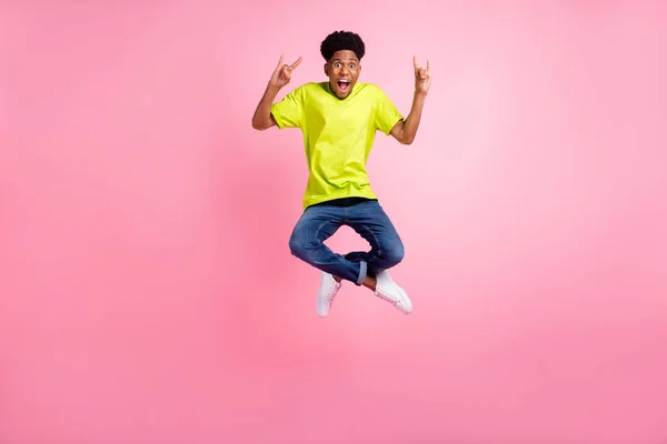 Tamanho do corpo de comprimento total vista de cara alegre atraente pulando mostrando símbolo chifre isolado sobre cor pastel rosa fundo — Fotografia de Stock