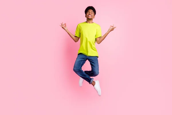 Foto de cuerpo completo del joven africano feliz sonrisa positiva salto meditar yoga om balance aislado sobre fondo de color rosa —  Fotos de Stock