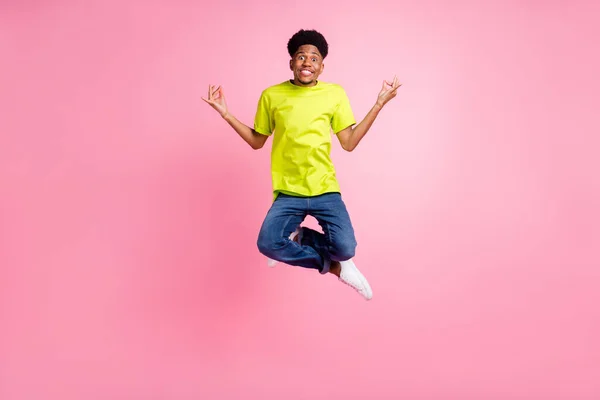 Lunghezza completa dimensione del corpo vista di attraente ragazzo allegro salto meditando isolato su sfondo rosa pastello colore — Foto Stock