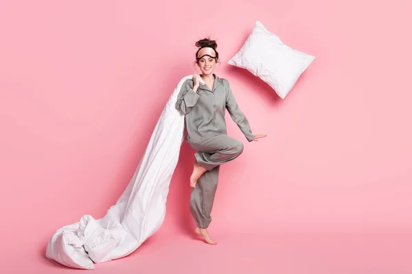 Comprimento total tamanho do corpo vista de menina alegre muito engraçado jogando travesseiro se divertindo isolado sobre cor pastel rosa fundo — Fotografia de Stock