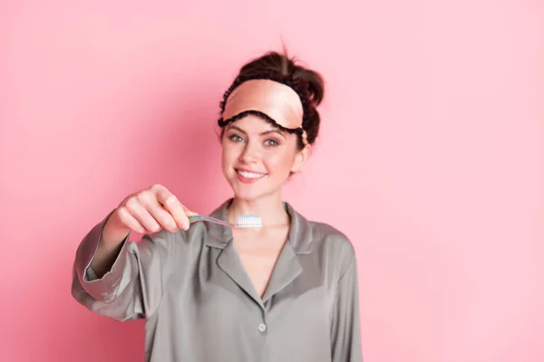 Ritratto di ragazza abbastanza positivo braccio tenere mostrando spazzolino da denti hanno buon umore isolato su sfondo di colore rosa — Foto Stock