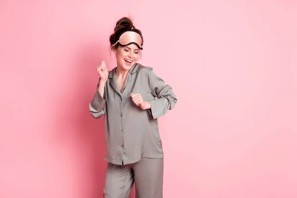 魅力的な陽気な夢の少女の肖像画身に着けているパジャマダンスピンクのパステルカラーの背景に隔離された動き — ストック写真