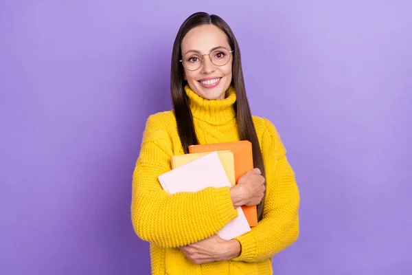 Foto de mulher madura bonito bibliotecário segurar caderno diários usar pulôver amarelo vívido isolado no fundo cor violeta — Fotografia de Stock