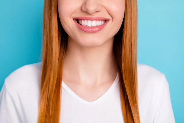 Close up recortado retrato de alegre laranja cabelo senhora sorriso mostrando dentes isolados no fundo de cor azul — Fotografia de Stock