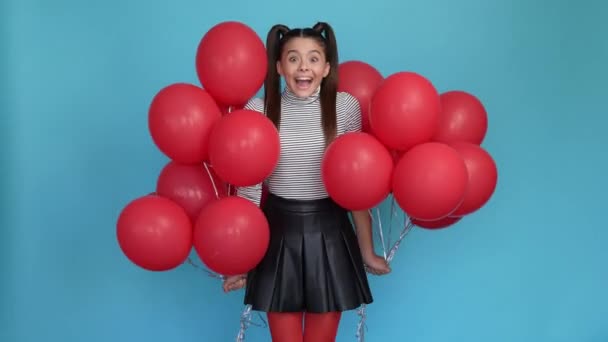 Skok z potěšení dítě dívka setkat první klient obchoďák černý pátek mnoho balónů — Stock video